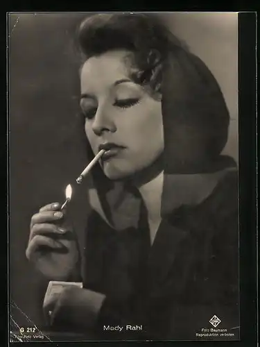 AK Schauspielerin Mady Rahl zündet sich eine Zigarette an