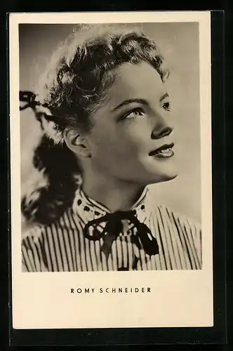 AK Schauspielerin Romy Schneider in gestreifter Bluse
