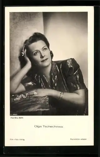 AK Schauspielerin Olga Tschechowa mit aufgestütztem Kopf