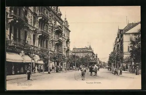 AK Wiesbaden, Taunus-Strasse mit Hotel und Warenhaus, Strassenbahn