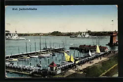 AK Kiel, Jachtclubhafen mit Kriegsschiffen