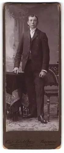 Fotografie Carl Koudelka, Altenburg, Junger Mann im Anzug