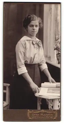 Fotografie Otto Martin, Dresden-Löbtau, Reisewitzerstrasse 18, Junge Frau neben Fensterbank