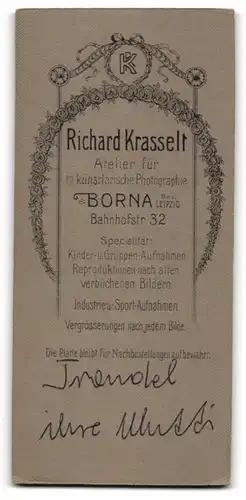 Fotografie Richard Krasselt, Borna, Bahnhofstrasse 32, Fräulein mit Spitze an Ärmeln