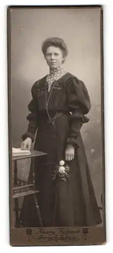 Fotografie Georg Volpert, Borna, Junge Frau im ausladenden Kleid
