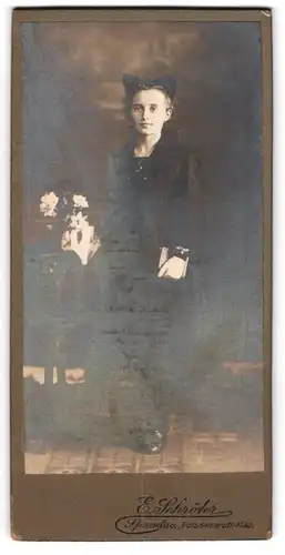 Fotografie E. Schröter, Berlin-Spandau, Potsdamerstrasse 31 /32, Mädchen im pechschwarzen Konformationskleid mit Bibel