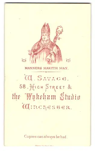 Fotografie W. Savage, Winchester, High Street 58, Geistlicher in verzierter Robe