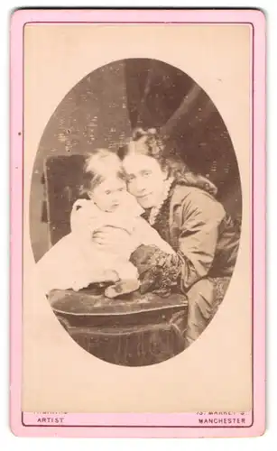 Fotografie R. Banks, Manchester, Market Street 73a, Junge Mutter posiert mit ihrem Nachwuchs, Mutterglück