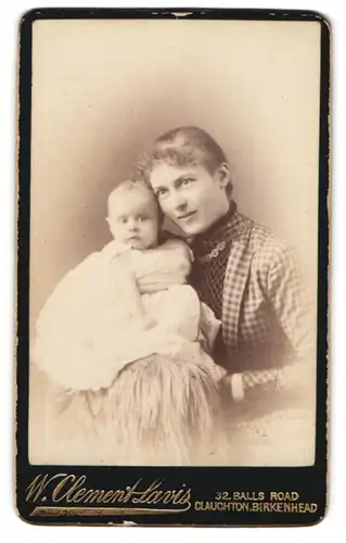 Fotografie W. Clement Lavis, Claughton, Balls Road 32, Hübsche Frau im Karokleid mit ihrem Nachwuchs, Mutterglück