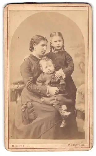 Fotografie Henry Spink, Brighton, Western Road 109, Junge Mutter mit ihren beiden Kindern, Mutterglück