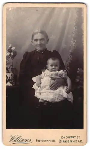 Fotografie Williams, Birkenhead, Conway Street 154, Gestandene Frau mit ihrem Enkel, Grossmutterglück
