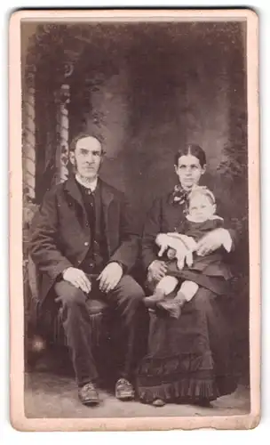 Fotografie unbekannter Fotograf und Ort, Familienfoto bestehend auf Grossvater, Tochter und Enkelin, Mutterglück