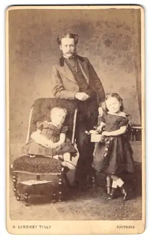 Fotografie H. Lindsey Tilly, Southsea, Norfolk Street, Junger Herr mit seinem Nachwuchs, Mutterglück