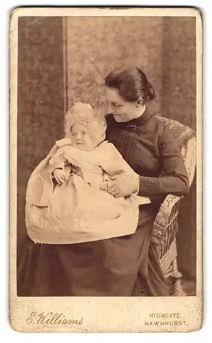 Fotografie E. Williams, Highgate, Hawkhurst, Stolze Mutter mit ihrem strahlendem Kleinkind, Mutterglück