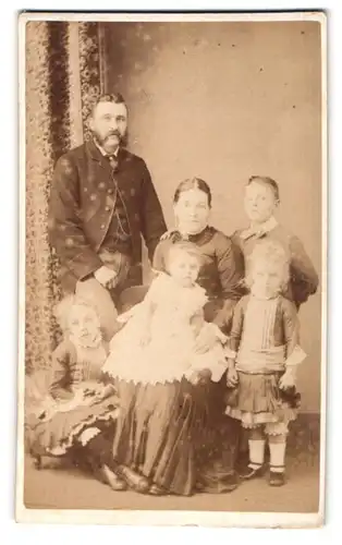 Fotografie Thomas Barns, Faversham, Limes Place 1, Gutbürgerliche sechsköpfige Familie, Mutterglück