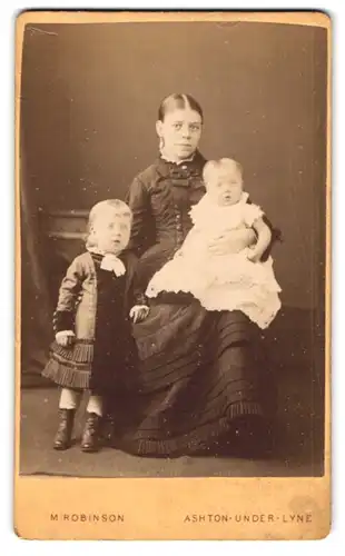 Fotografie M. Robinson, Ashton-Under-Lyne, Stamfort Street 216, Junge Mutter mit ihren beiden Kindern, Mutterglück