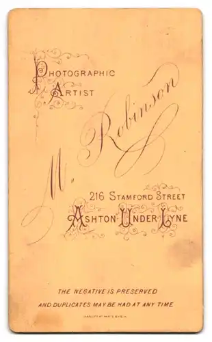 Fotografie M. Robinson, Ashton-Under-Lyne, Stamfort Street 216, Junge Mutter mit ihren beiden Kindern, Mutterglück