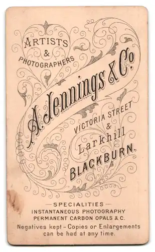 Fotografie A. Jennings & Co., Blackburn, Victoria Street, Junge Dame im edlen Kleid mit ihrem Säugling, Mutterglück