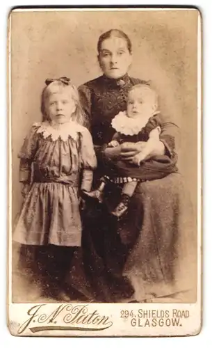 Fotografie J. N. Paton, Glasgow, Shiels Road 294, Dame mittleren Alters mit ihren beiden Töchtern, Mutterglück