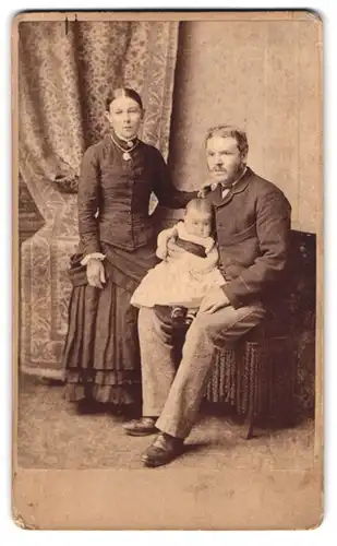 Fotografie J. R. Crosse, Whitchurch, Bargates 56, Herr mittleren Alters mit sienen Kindern, Mutterglück