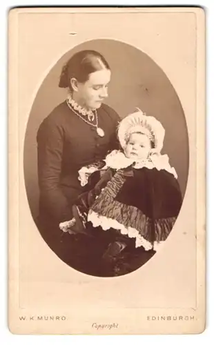 Fotografie W. K. Mundro, Edinburgh, North Pittstreet, Stolze Mutter blickt auf ihr Kind im bunten Kostüm, Mutterglück