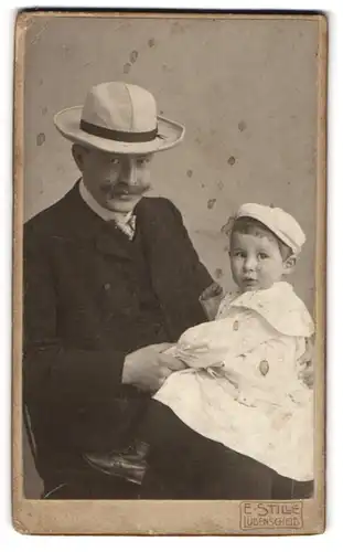 Fotografie E. Stille, Lüdenscheid, Thünensttrasse 1, Junger Herr mit Moustache und seinem Sohn, Mutterglück