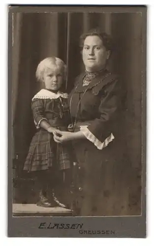 Fotografie E. Lassen, Greussen, Am Steingraben, Bürgerliche Dame mit ihrer ängstlich blickenden Tochter, Mutterglück