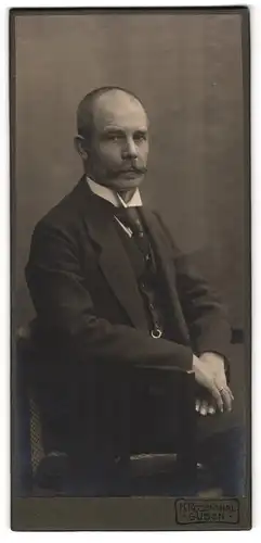 Fotografie H. Rosenthal, Guben, Herr mit Schnauzbart und kurzen Haaren