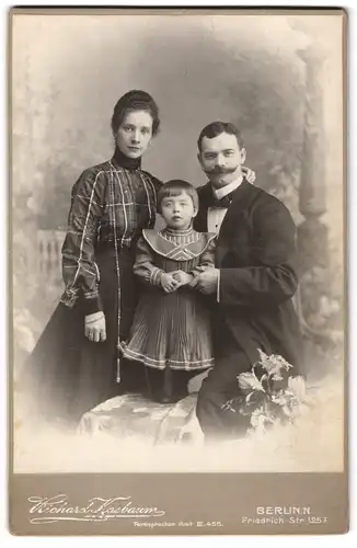 Fotografie Richard Kasbaum, Berlin, Friedrichstrasse 125, Hübsche Mutter mit Kind und Gemahl