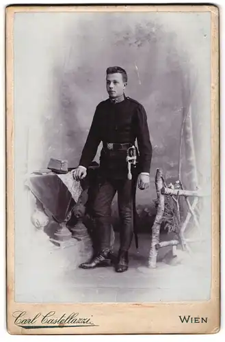 Fotografie Carl Castellazzi, Wien, Portrait junger österreichischer K. u. K. Soldat in Uniform mit Säbel