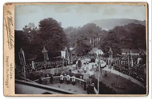 Fotografie G. Weingartshofer, Mödling, Christliche Messe an einer Marien Statue mit hohen geistlichen