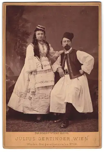 Fotografie Julius Gertinger, Wien, Portrait Paar in griechischer Tracht mit Fustanella
