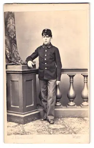 Fotografie J. Homolatsch, Wien, Portrait junger wiener Kadett in Uniform posiert im Atelier