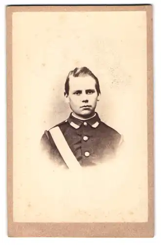 Fotografie unbekannter Fotograf und Ort, Portrait junger Kadett in Uniform mit Scherpe