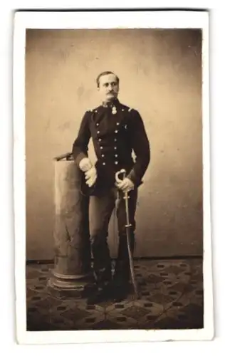 Fotografie Carl von Jagemann, Wien, Portrait K.u.K. Soldat in Uniform mit Säbel und Moustache