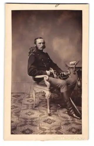 Fotografie unbekannter Fotograf und Ort, Portrait junger K.u.K. Soldat in Uniform mit Säbel und Koeteletten
