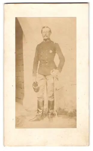 Fotografie unbekannter Fotograf und Ort, Portrait K. u. K. Soldat in Uniform mit Orden und Säbel