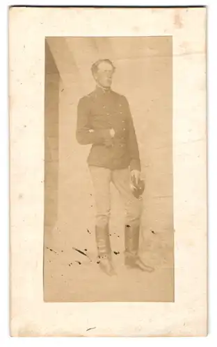 Fotografie unbekannter Fotograf und Ort, junger K.u.K. Soldat Anderson in Uniform mit Napoleon Geste