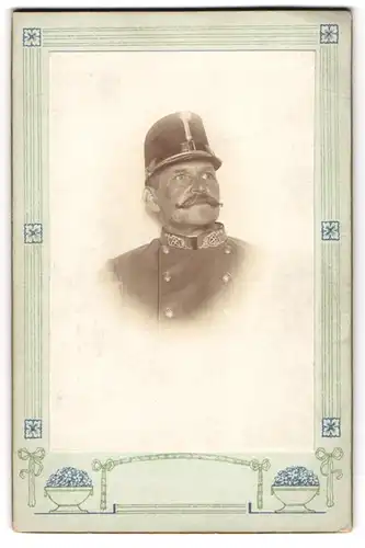 Fotografie unbekannter Fotograf und Ort, Portrait K.u.K. Soldat in Uniform mit Tschako und Moustache