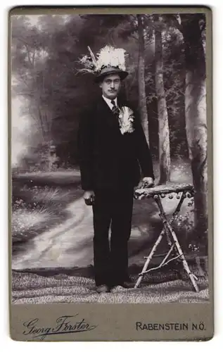 Fotografie Georg Forster, Rabenstein, Portrait österreichischer Herr im Anzug mit geschmückten Hut zur Musterung