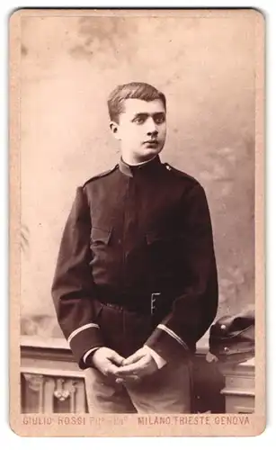 Fotografie Giulio Rossi, Milano, Portrait junger Kadett in Uniform der Militär Akademie