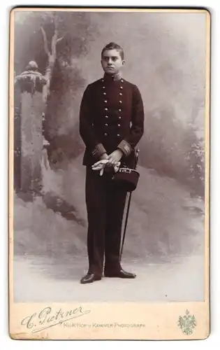 Fotografie C. Pietzner, Wien, Portrait Kadett der Militär Akademie in Uniform mit Säbel