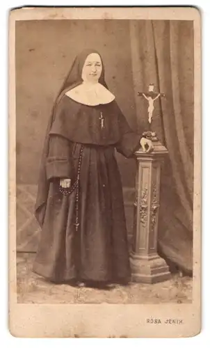 Fotografie Rosa Jenik, Wien, Portrait Nonne im Habit mit Rosenkranz und Kruzifix