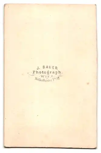 Fotografie J. Bauer, Wien, Portrait Pfarrer im Talar mit Kruzifix