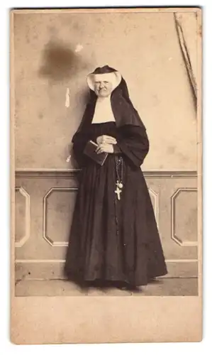 Fotografie unbekannter Fotograf und Ort, Portrait ältere Nonne im Habit mit Rosenkranz und Bibel