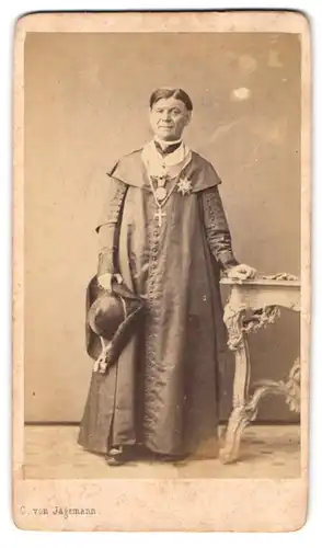 Fotografie C. von Jagemann, Wien, Portrait Bischof im Gewand mit Orden und Kette