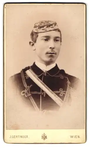 Fotografie J. Gertinger, Wien, Margarethenstr. 28, Portrait Student in vollem Wichs