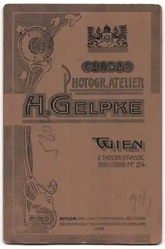 Fotografie H. Gelpke, Wien, Taborstr. 24, Portrait Student mit Pfeife und Bierkrug trägt Zwicker
