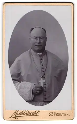 Fotografie Rudolf Mahlknecht, St. Pölten, Wienerstrasse 20, Portrait Bischof Johannes Rössler mit Kruzifix