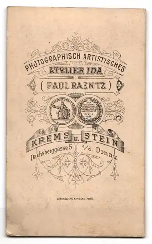 Fotografie Paul Raentz, Krems, Dachsberggasse 5, Portrait Geistlicher im schwarzen Gewand mit Kruzifix & Schärpe